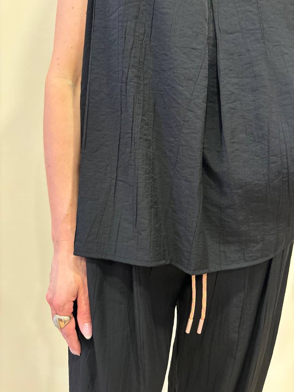 MEME ROAD - Top con scollo a V goffrato in misto viscosa color nero