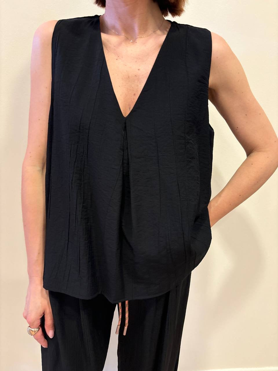 MEME ROAD - Top con scollo a V goffrato in misto viscosa color nero