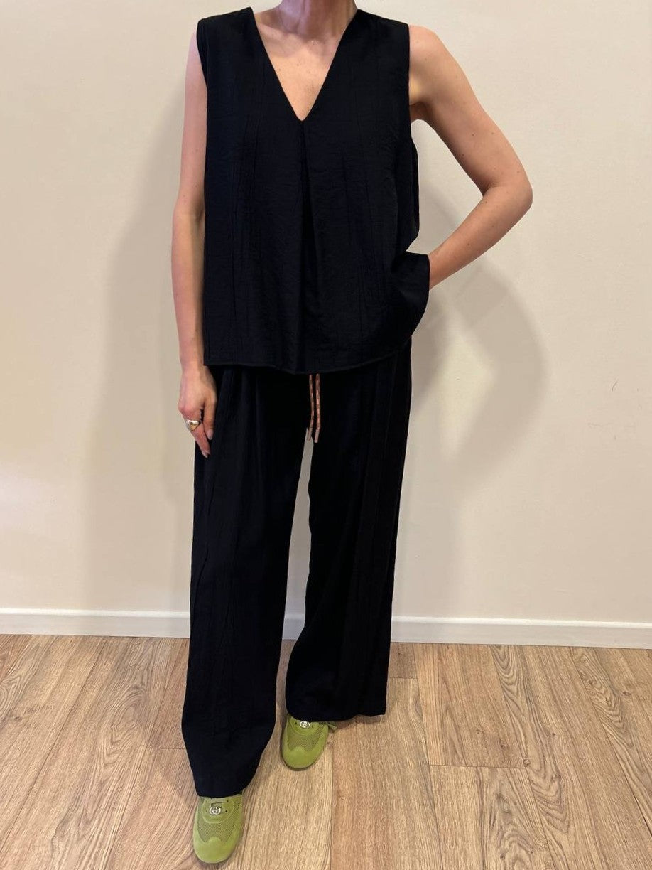 MEME ROAD - Top con scollo a V goffrato in misto viscosa color nero