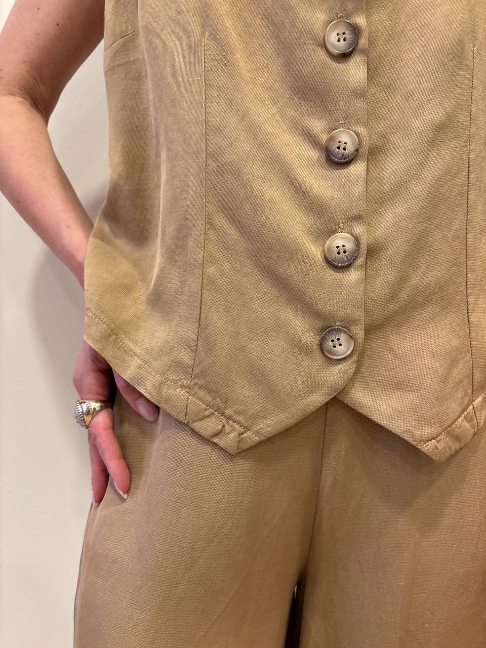 MEME ROAD - Gilet con bottoni in misto viscosa e lino color sabbia