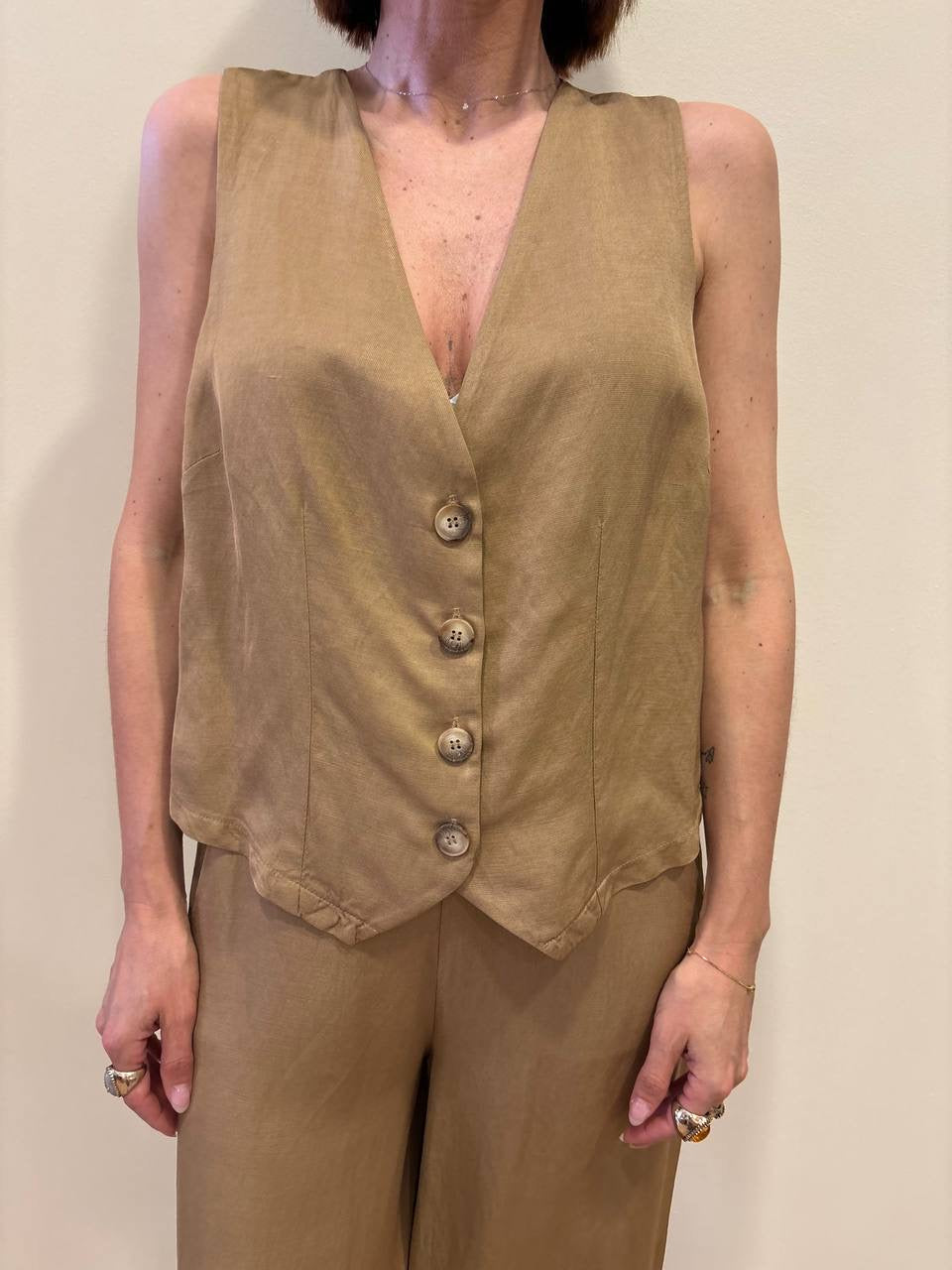 MEME ROAD - Gilet con bottoni in misto viscosa e lino color sabbia