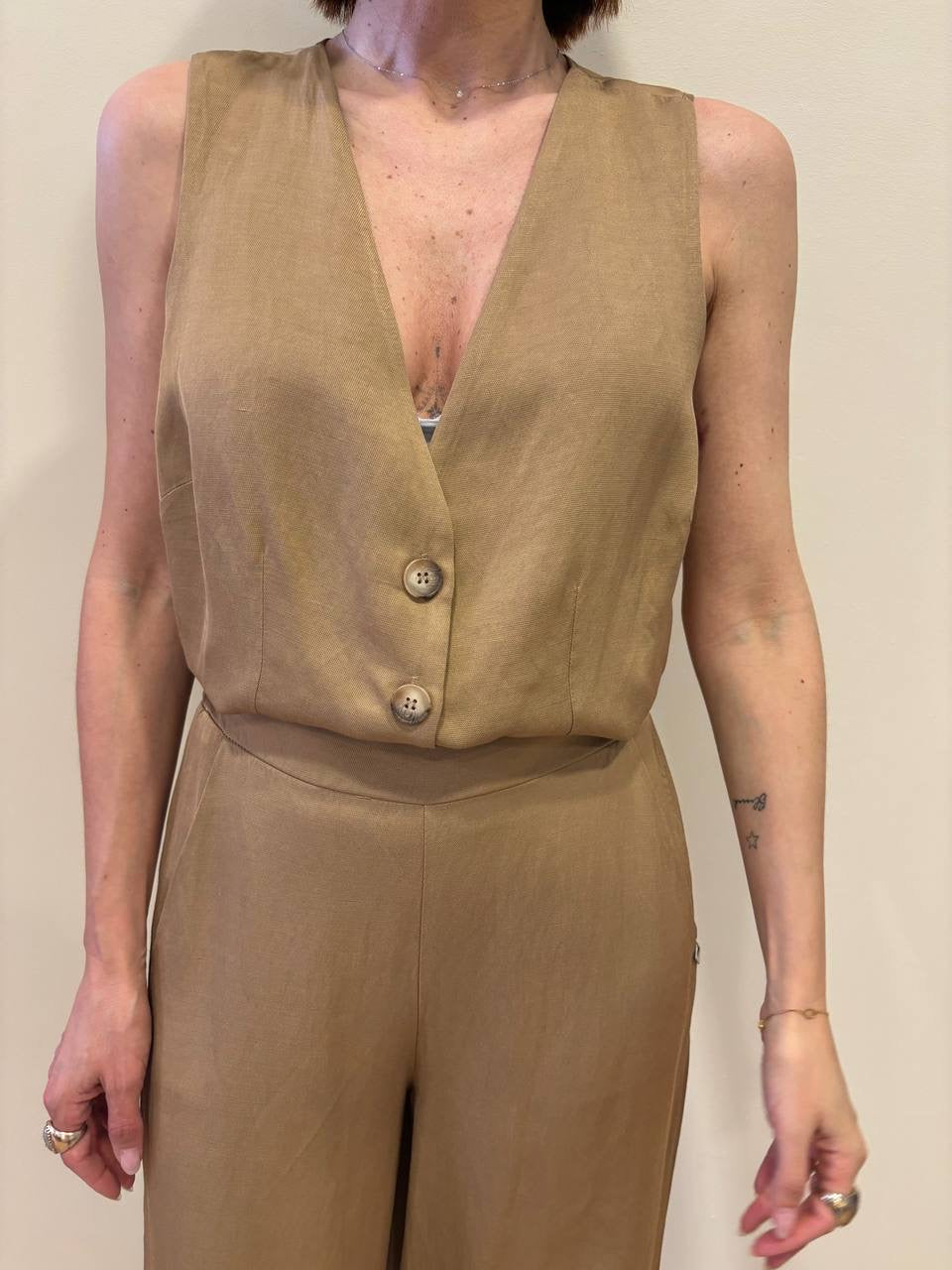MEME ROAD - Gilet con bottoni in misto viscosa e lino color sabbia