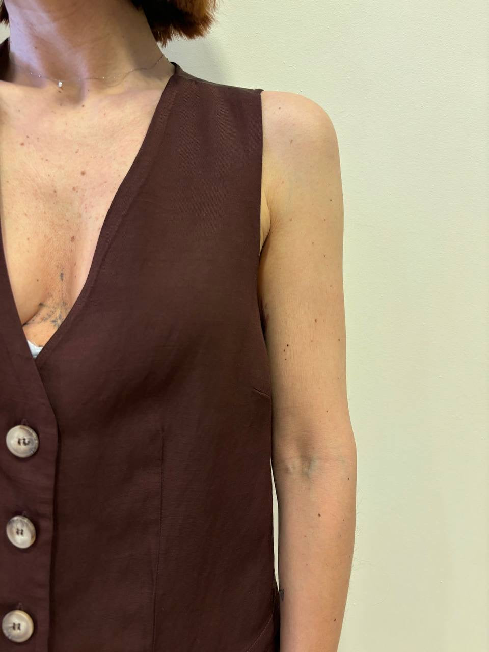 MEME ROAD - Gilet con bottoni in misto viscosa e lino color moka