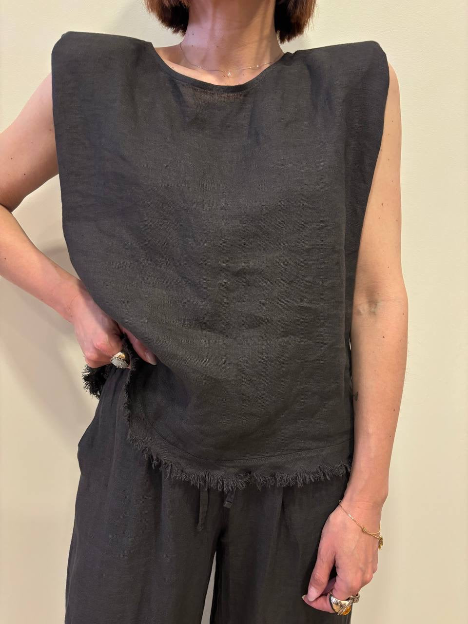 KAOS - Top in lino secco con spallucce e frange color moro