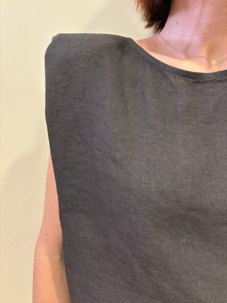 KAOS - Top in lino secco con spallucce e frange color moro