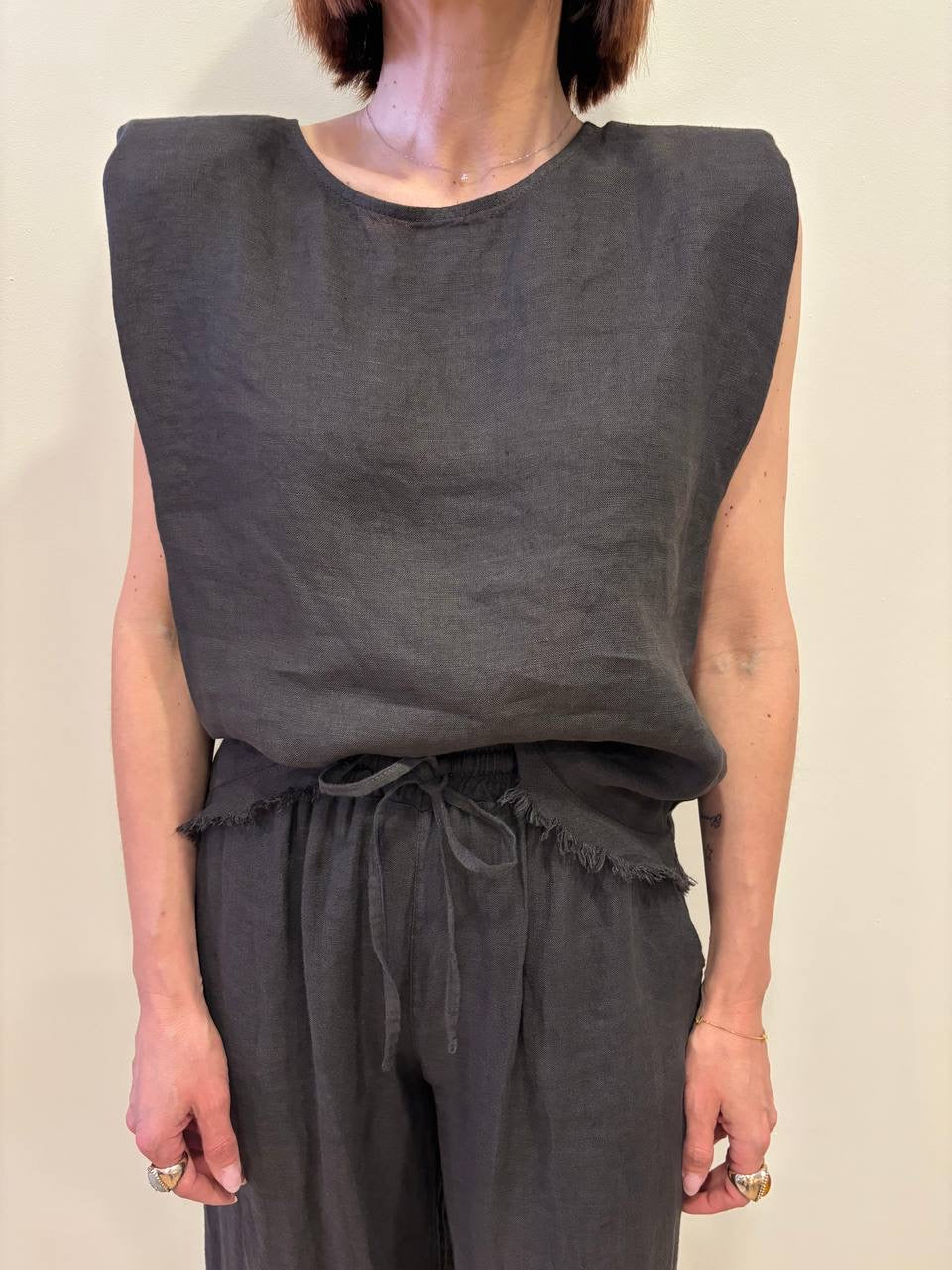 KAOS - Top in lino secco con spallucce e frange color moro