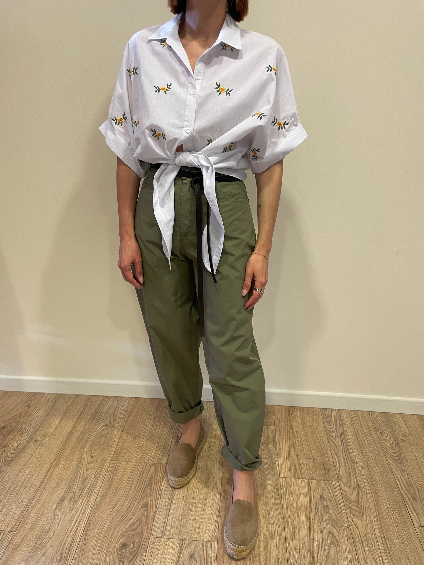SOUVENIR - Camicia a mezze maniche in cotone con nodo e dettaglio ricami