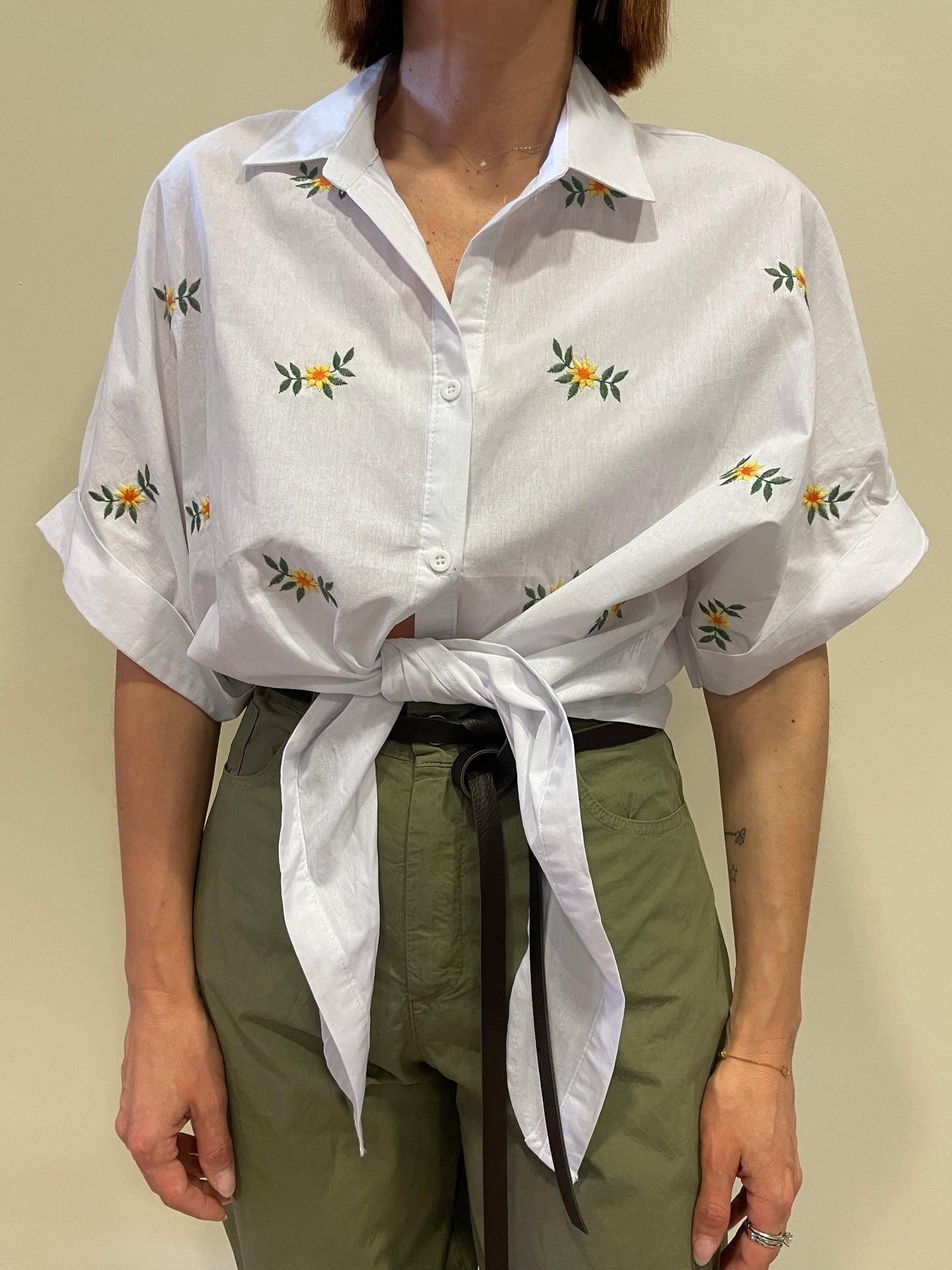 SOUVENIR - Camicia a mezze maniche in cotone con nodo e dettaglio ricami