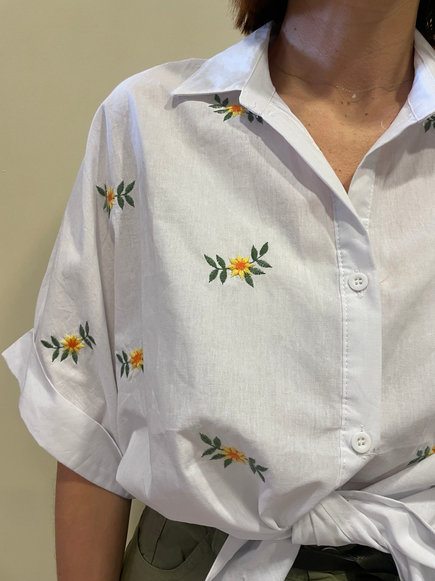 SOUVENIR - Camicia a mezze maniche in cotone con nodo e dettaglio ricami