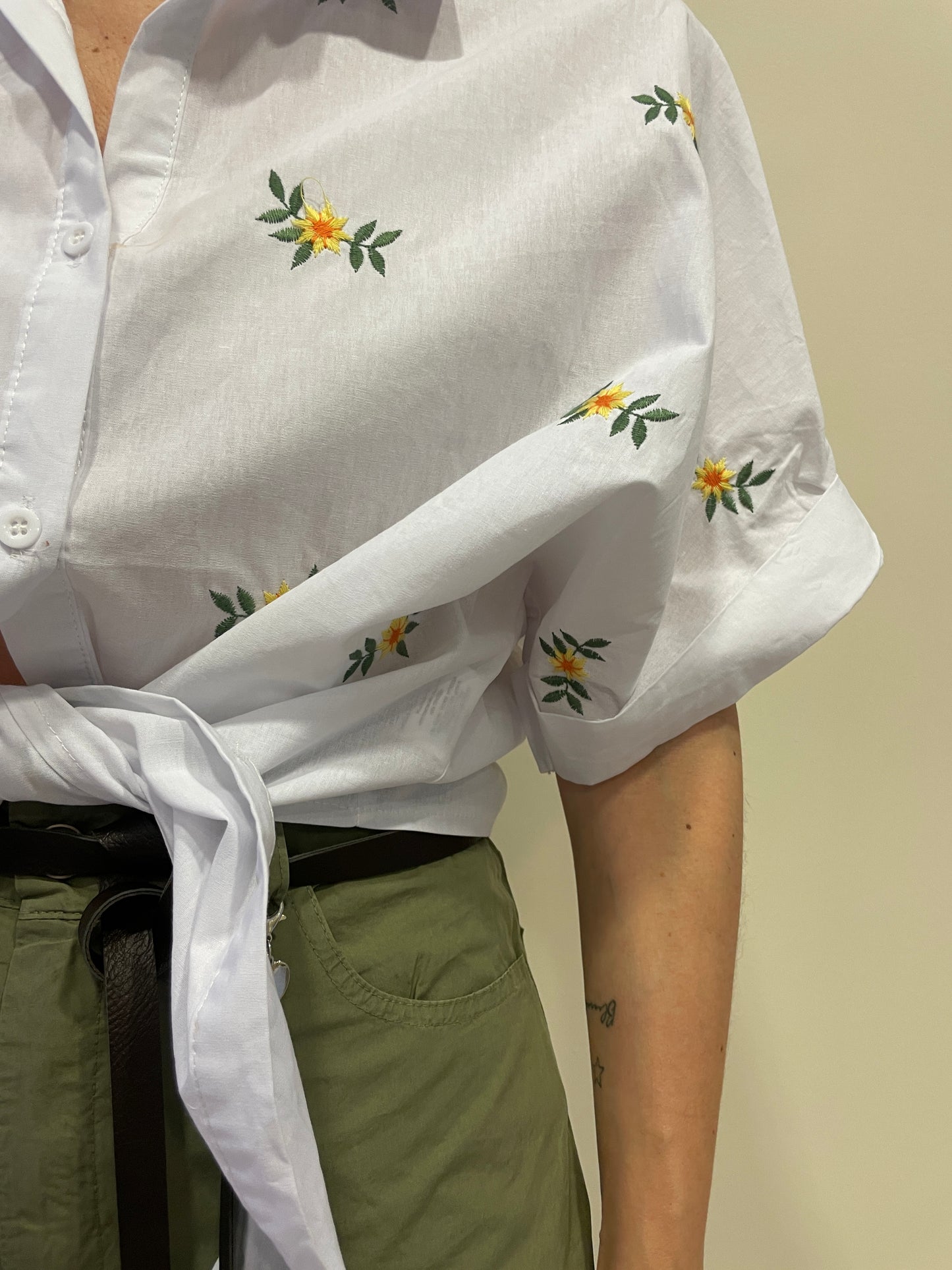 SOUVENIR - Camicia a mezze maniche in cotone con nodo e dettaglio ricami