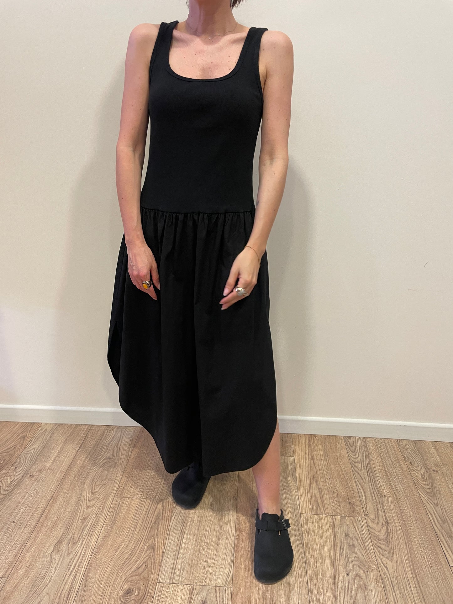 SUSY MIX - Abito in cotone con canotta a costine e gonna in cotone con spacchi nero