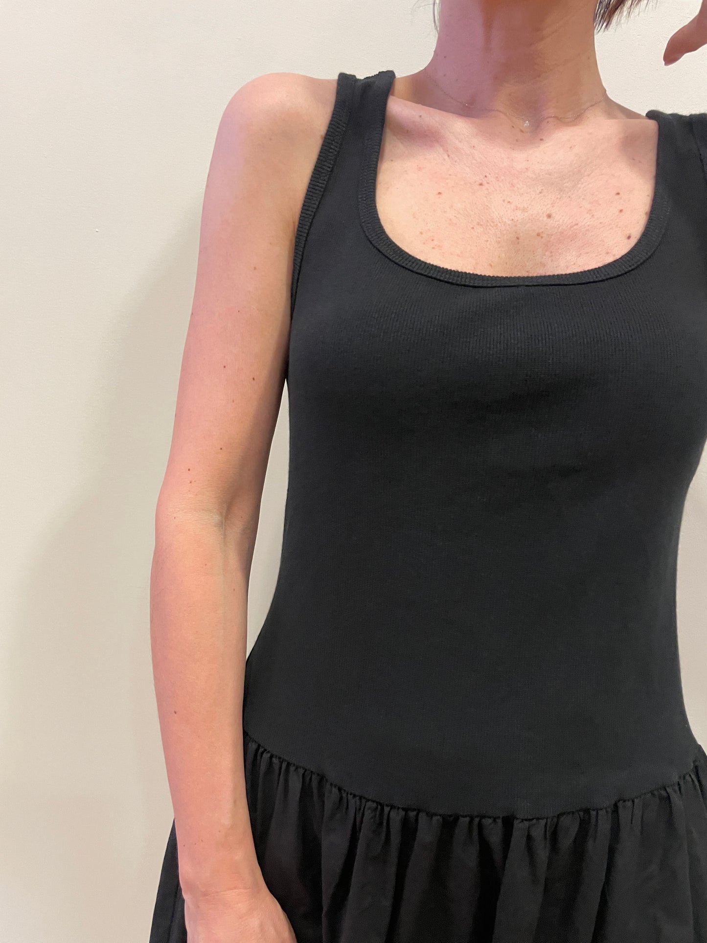 SUSY MIX - Abito in cotone con canotta a costine e gonna in cotone con spacchi nero