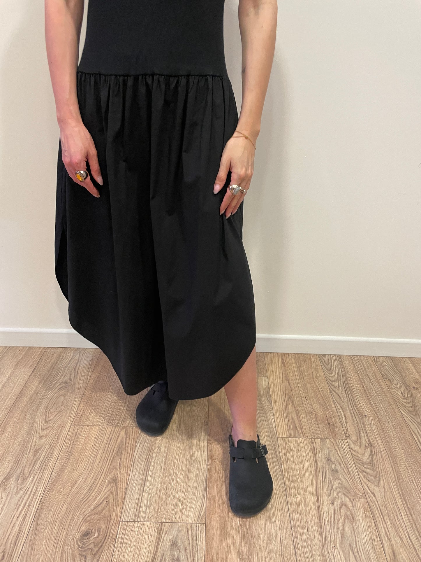 SUSY MIX - Abito in cotone con canotta a costine e gonna in cotone con spacchi nero