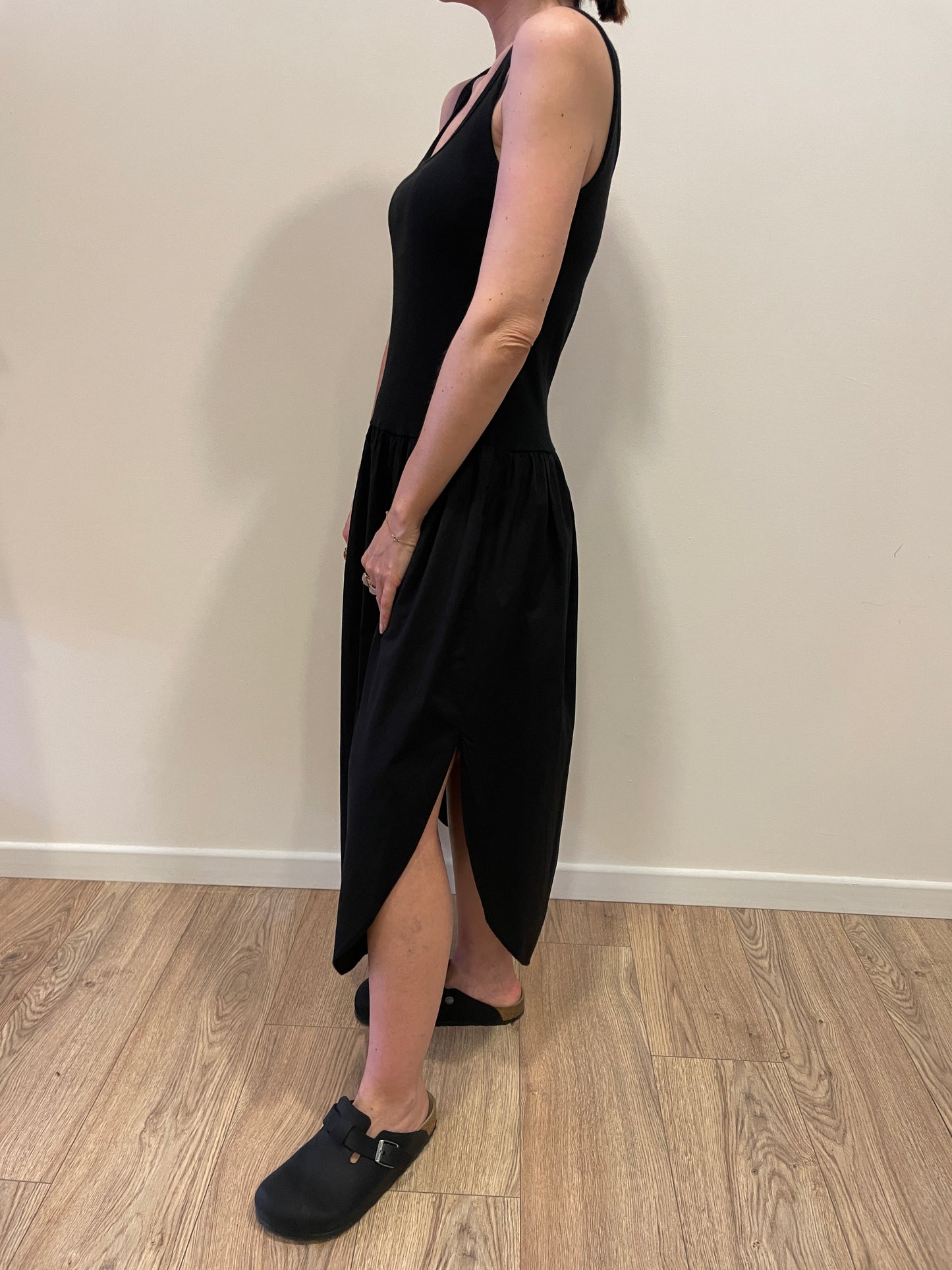 SUSY MIX - Abito in cotone con canotta a costine e gonna in cotone con spacchi nero