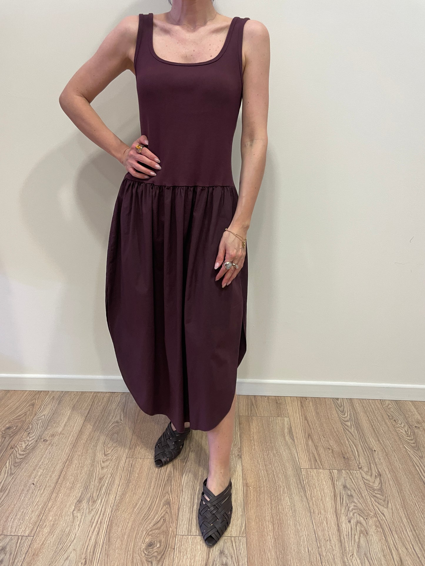 SUSY MIX - Abito in cotone con canotta a costine e gonna in cotone con spacchi color fico