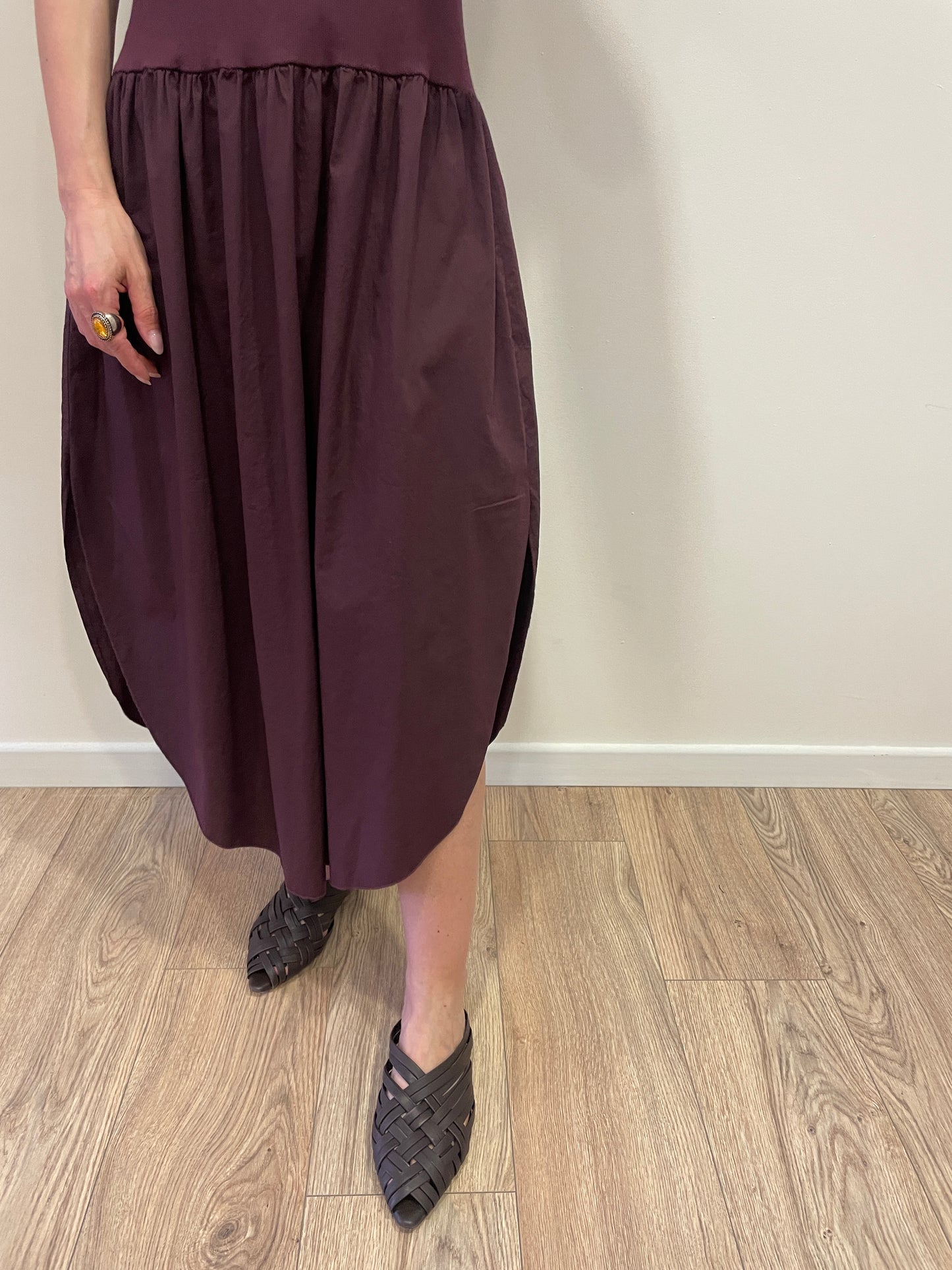 SUSY MIX - Abito in cotone con canotta a costine e gonna in cotone con spacchi color fico
