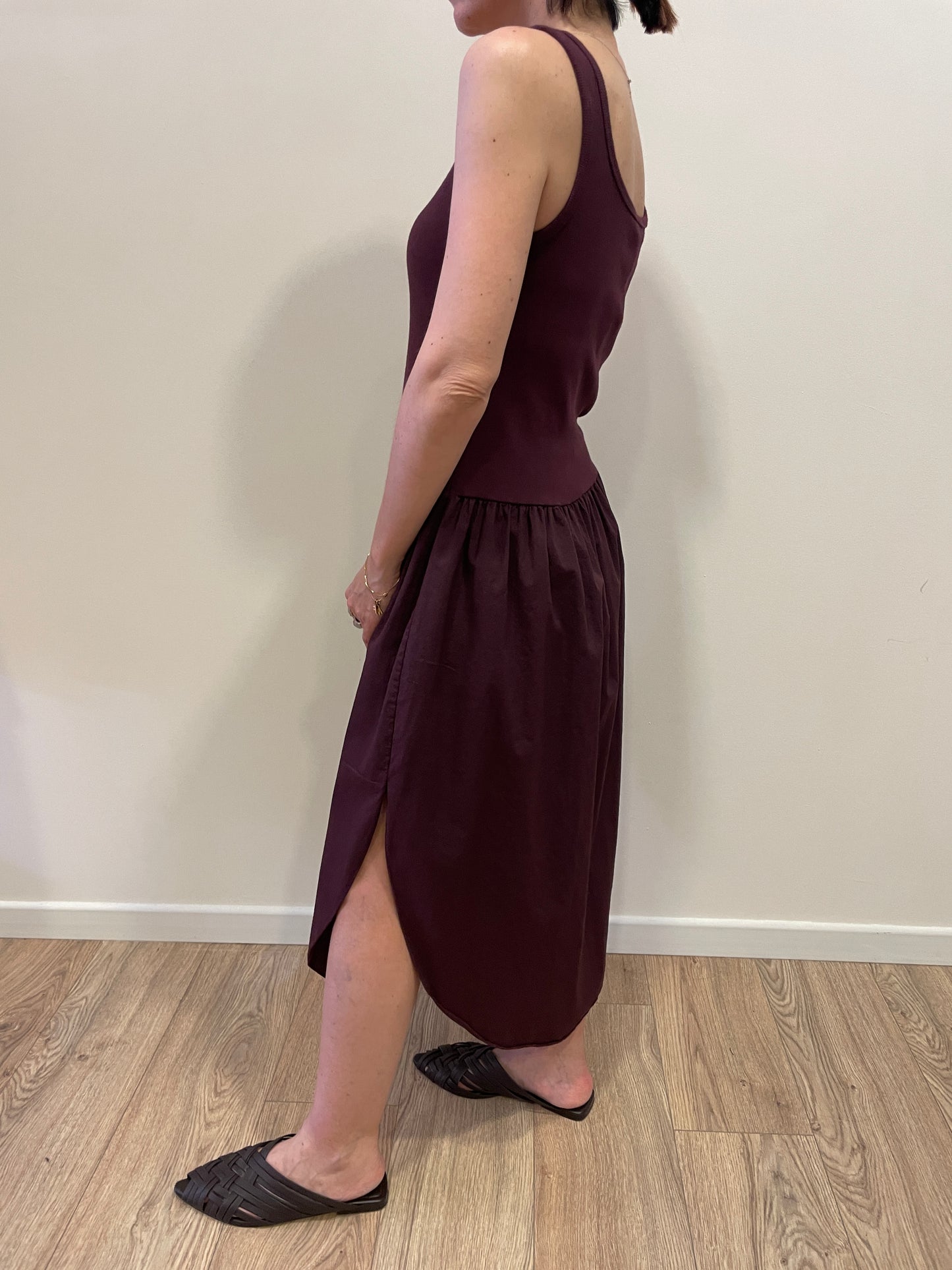 SUSY MIX - Abito in cotone con canotta a costine e gonna in cotone con spacchi color fico