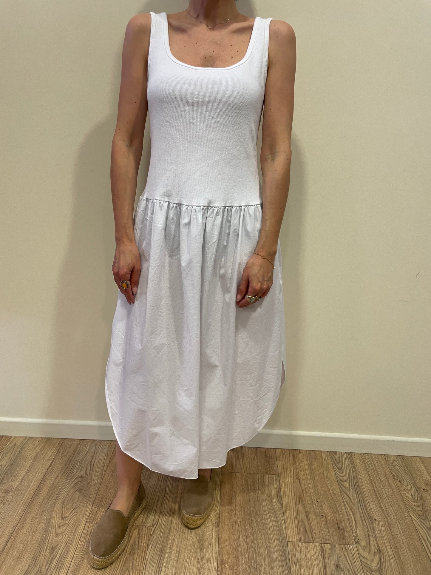 SUSY MIX - Abito in cotone con canotta a costine e gonna in cotone con spacchi bianco