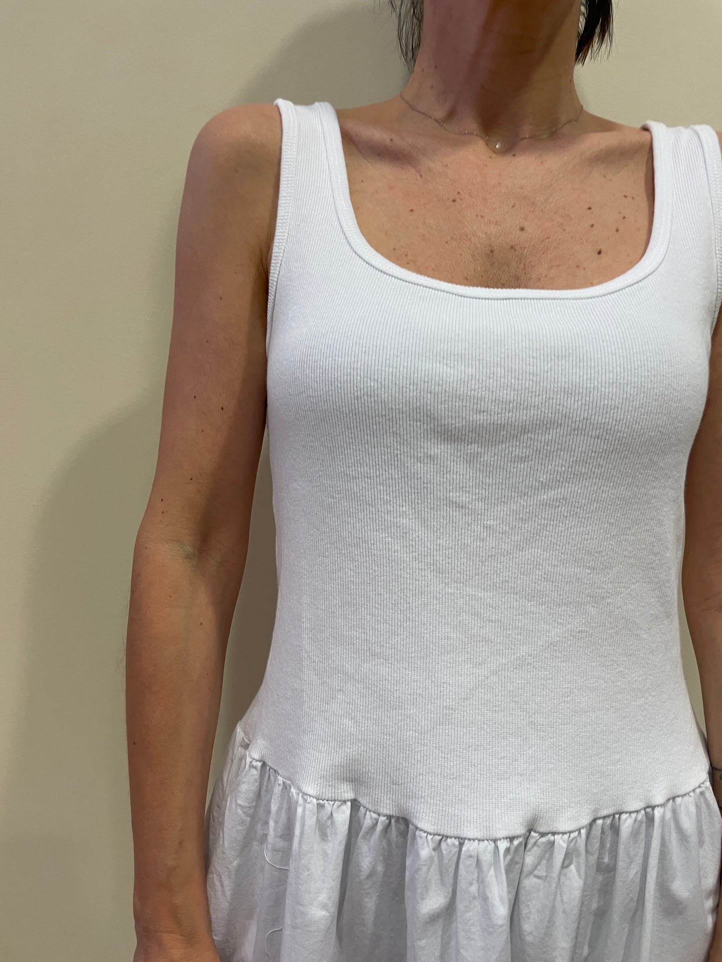 SUSY MIX - Abito in cotone con canotta a costine e gonna in cotone con spacchi bianco