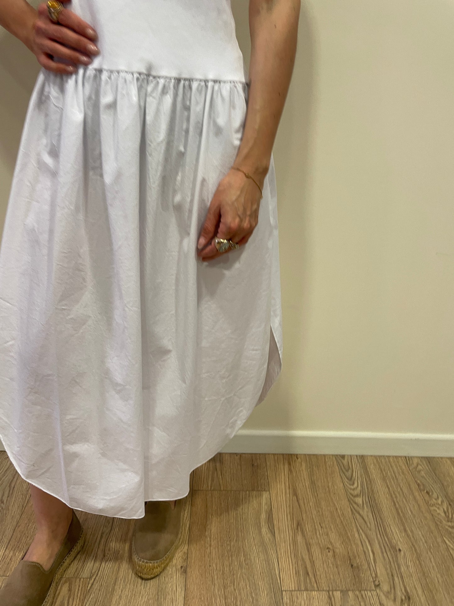 SUSY MIX - Abito in cotone con canotta a costine e gonna in cotone con spacchi bianco