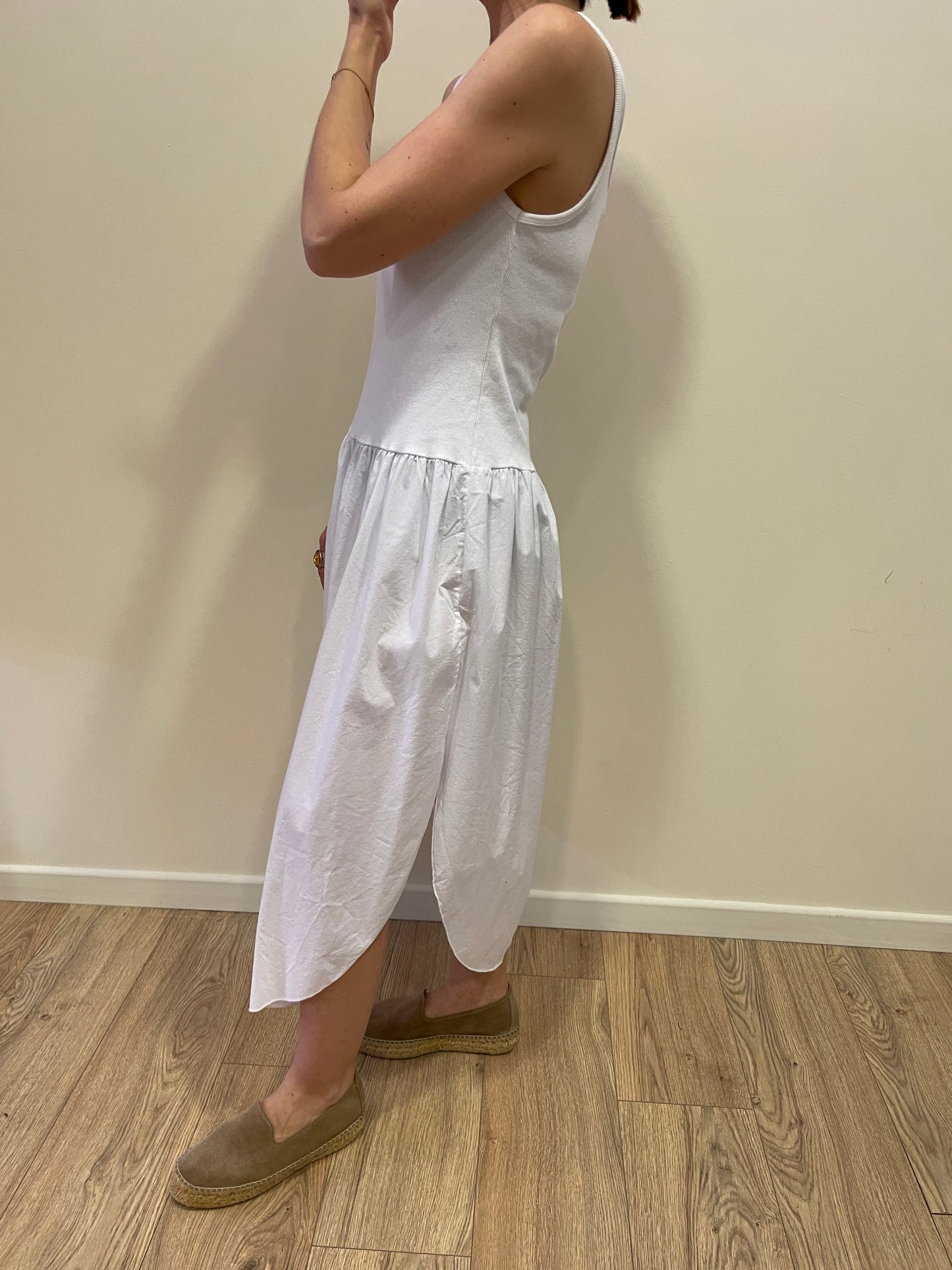 SUSY MIX - Abito in cotone con canotta a costine e gonna in cotone con spacchi bianco