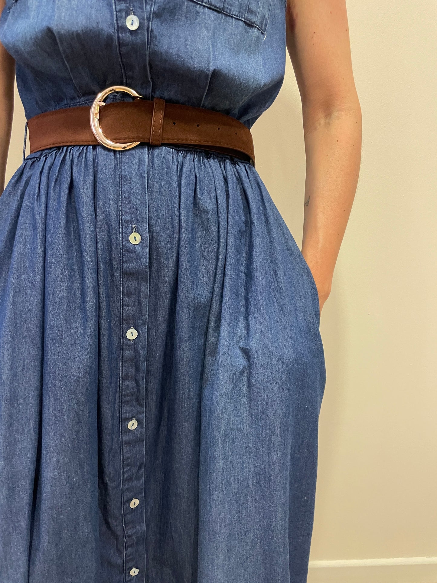 SUSY MIX - Abito chemisier in cotone con bottoni e cintura tinta denim