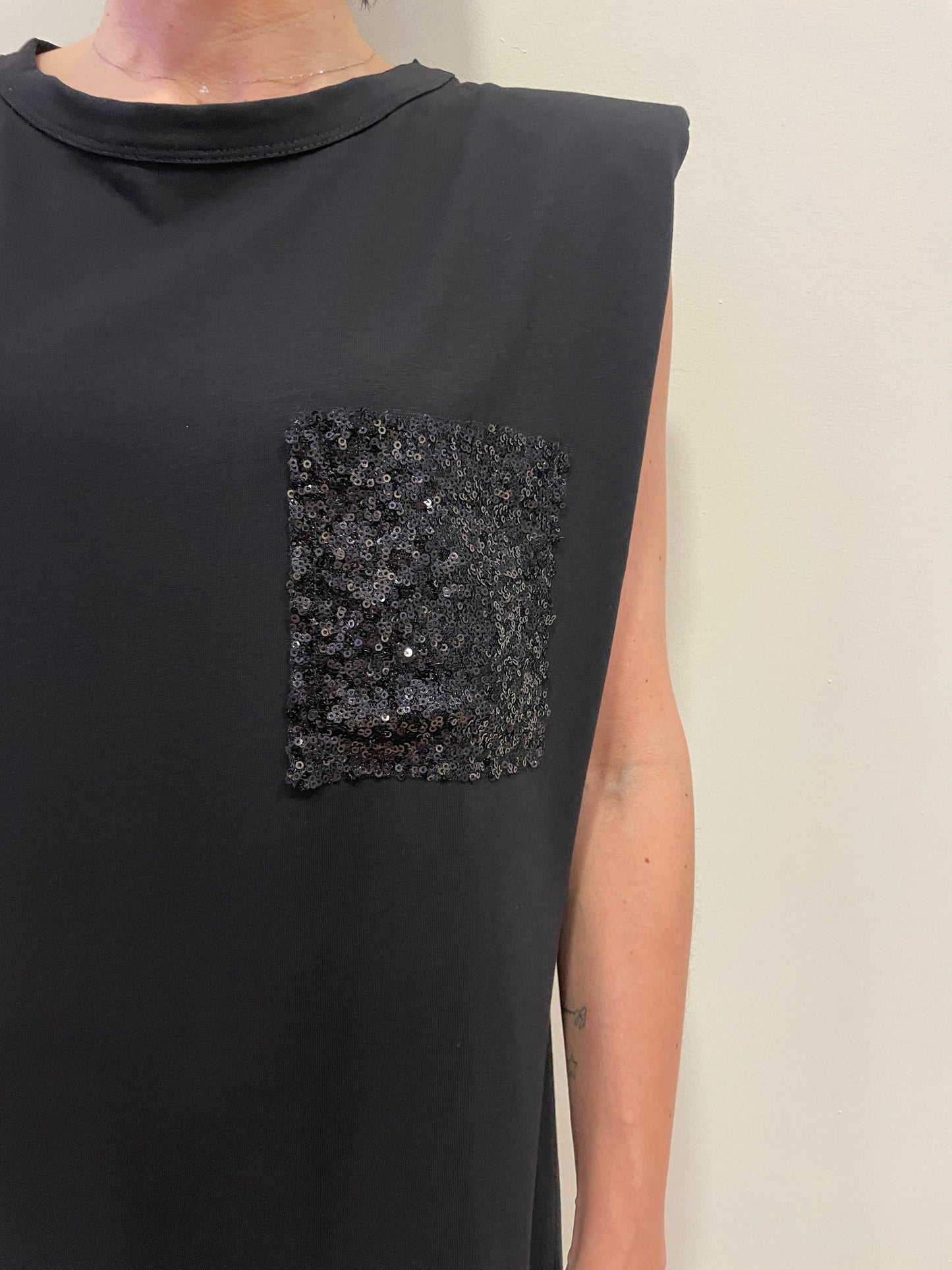 SUSY MIX - Abito lungo con spallucce e tasca di paillettes color nero