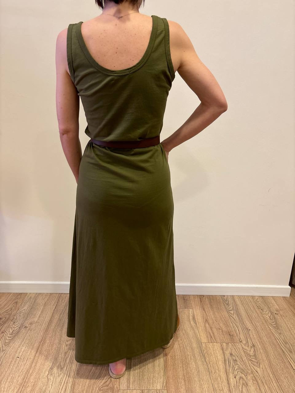 KONTATTO - Abito lungo in cotone con spalline larghe e cintura color verde militare
