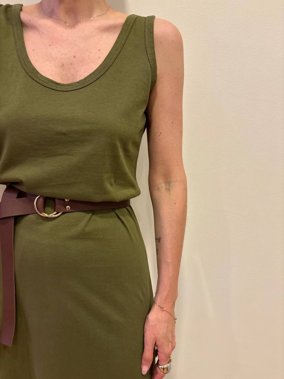 KONTATTO - Abito lungo in cotone con spalline larghe e cintura color verde militare