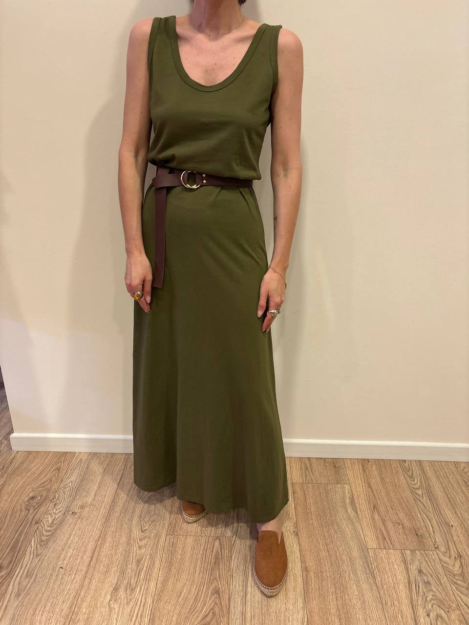 KONTATTO - Abito lungo in cotone con spalline larghe e cintura color verde militare
