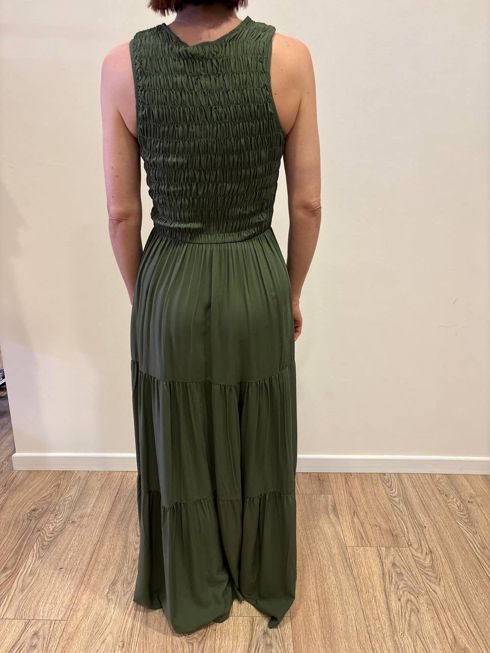 KONTATTO - Abito lungo con top arricciato e gonna liscia con balze color verde militare