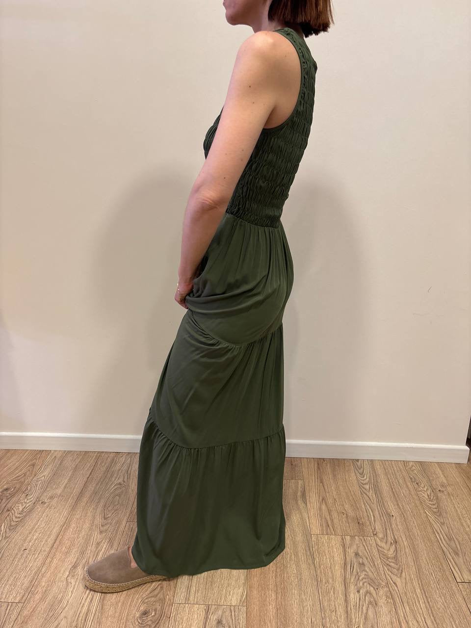 KONTATTO - Abito lungo con top arricciato e gonna liscia con balze color verde militare