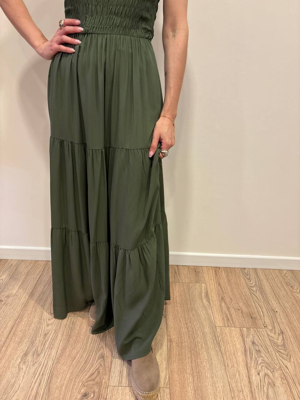 KONTATTO - Abito lungo con top arricciato e gonna liscia con balze color verde militare