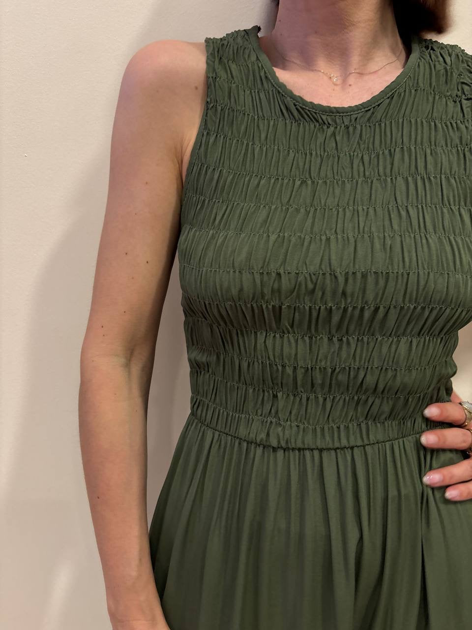 KONTATTO - Abito lungo con top arricciato e gonna liscia con balze color verde militare