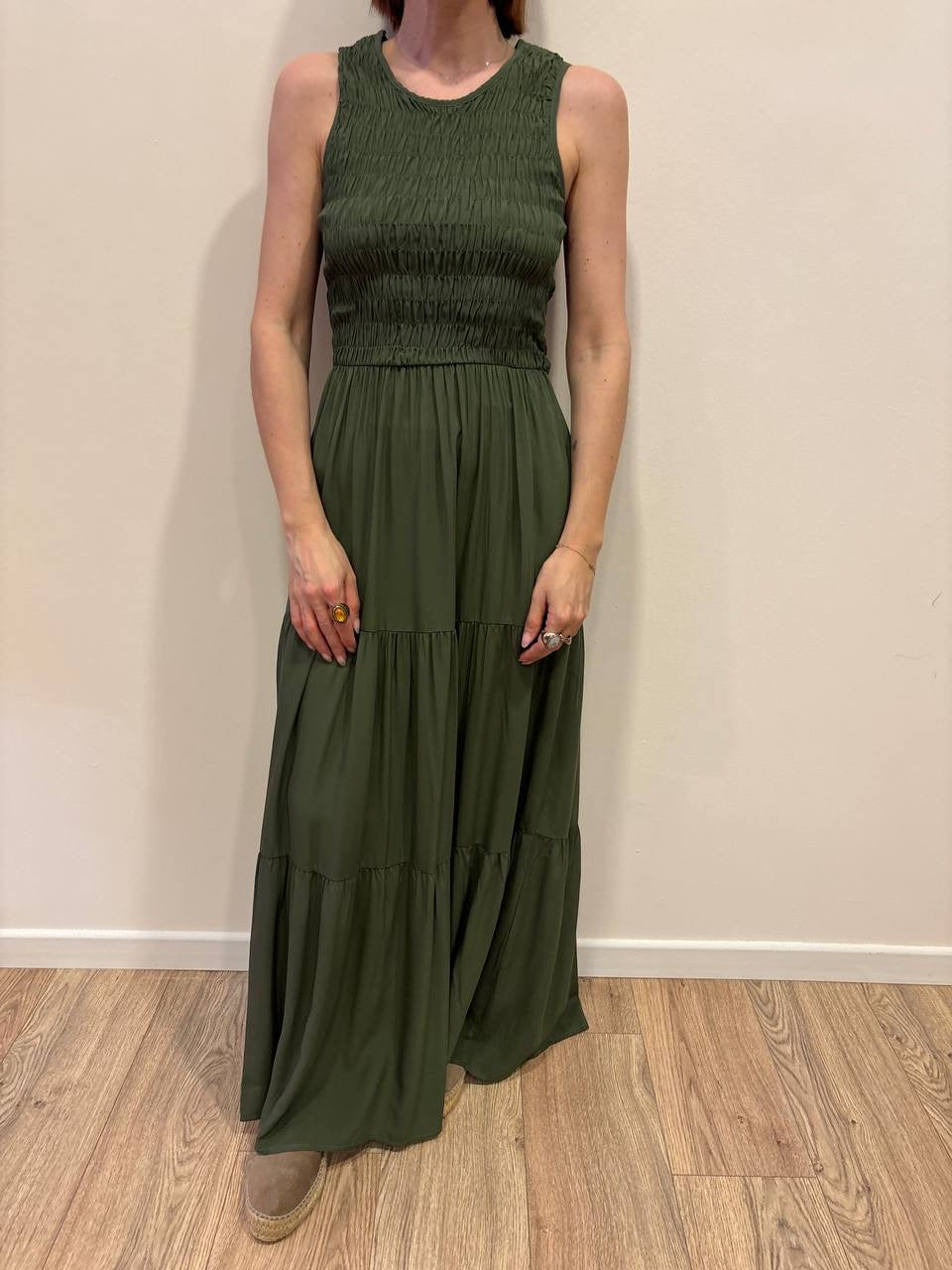 KONTATTO - Abito lungo con top arricciato e gonna liscia con balze color verde militare