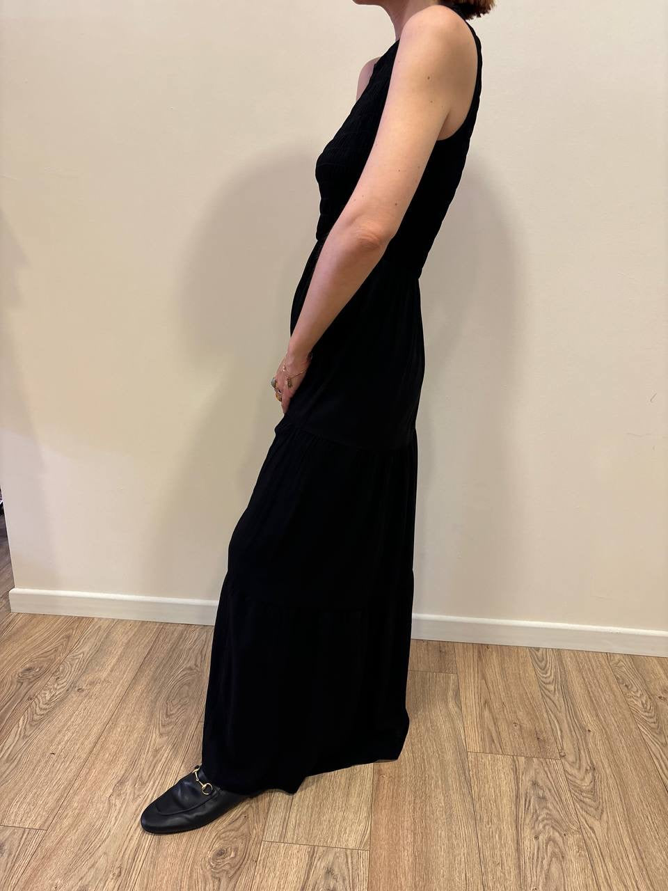 KONTATTO - Abito lungo con top arricciato e gonna liscia con balze color nero