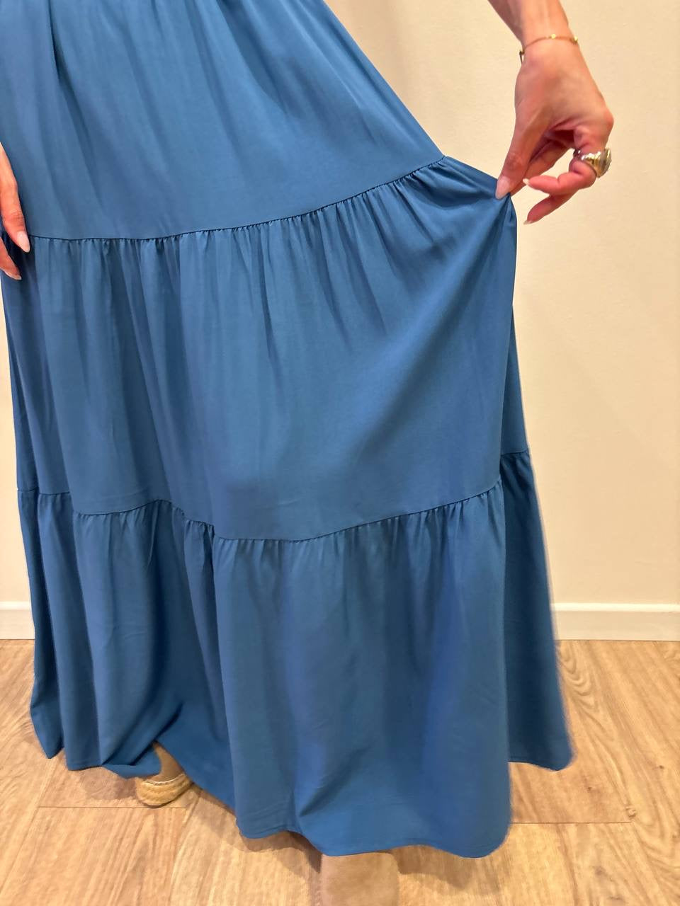 KONTATTO - Abito lungo con top arricciato e gonna liscia con balze color denim
