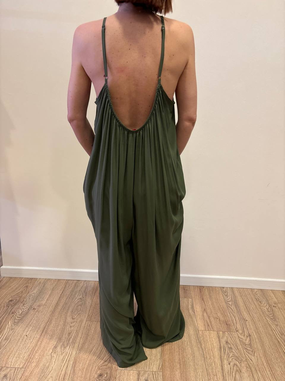KONTATTO - Tuta over in viscosa con spalline regolabili color verde militare