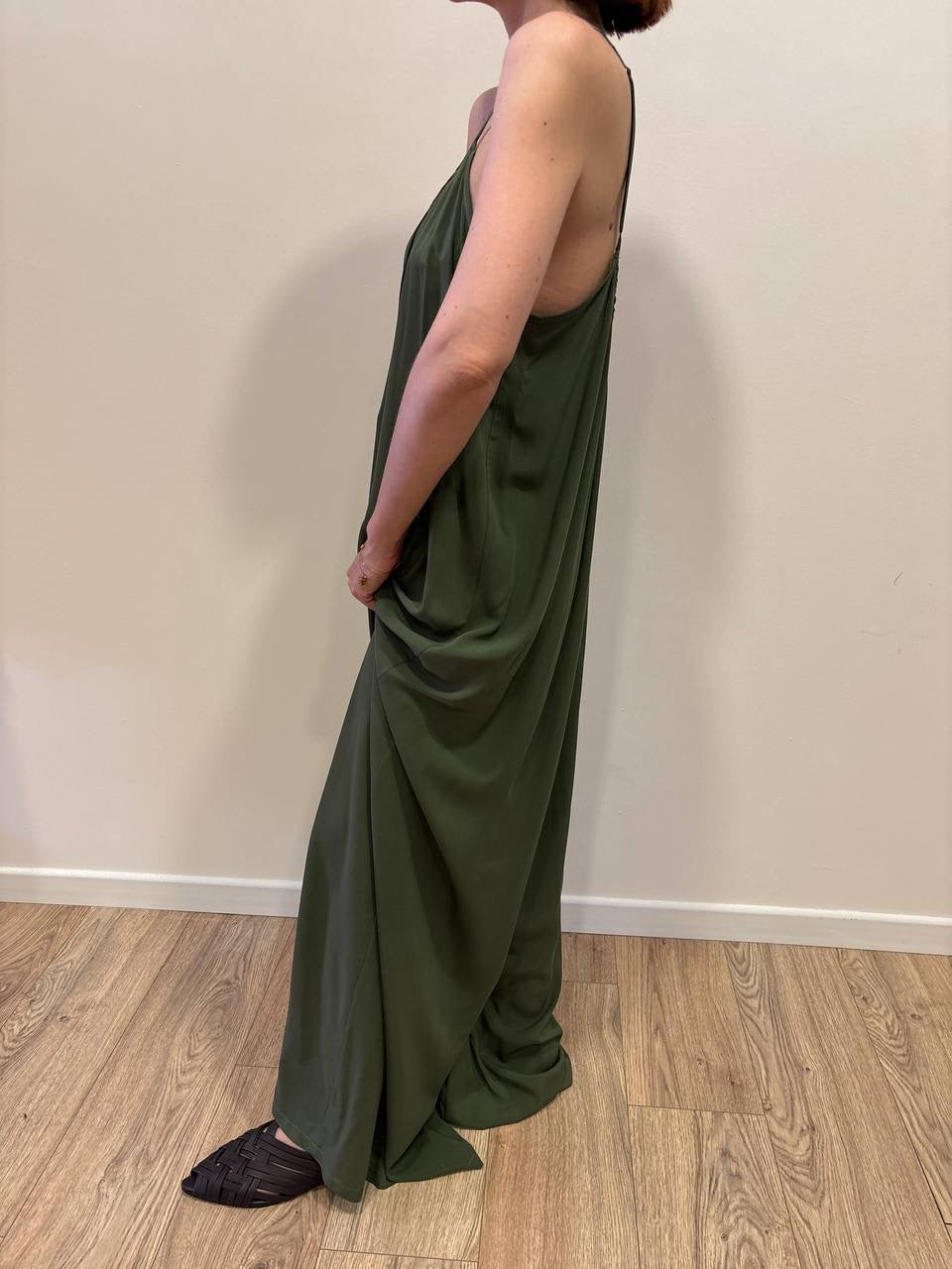 KONTATTO - Tuta over in viscosa con spalline regolabili color verde militare