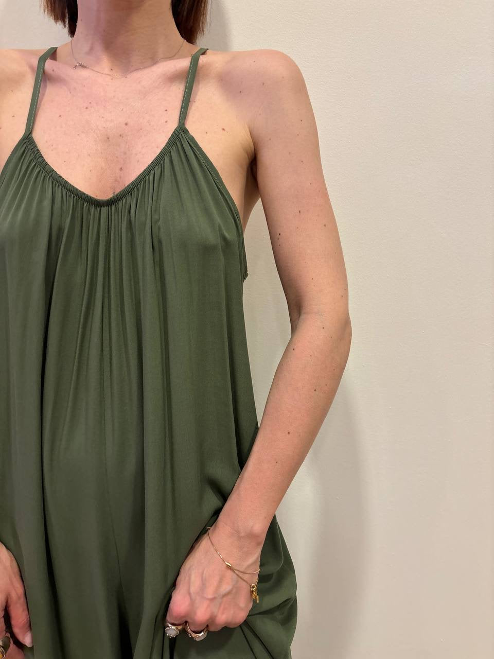 KONTATTO - Tuta over in viscosa con spalline regolabili color verde militare