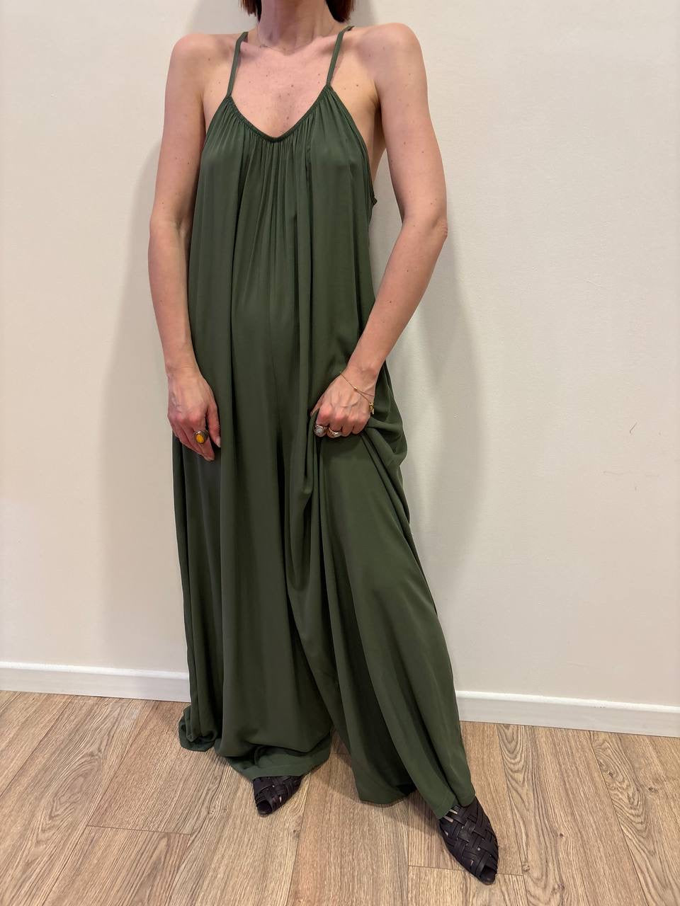 KONTATTO - Tuta over in viscosa con spalline regolabili color verde militare