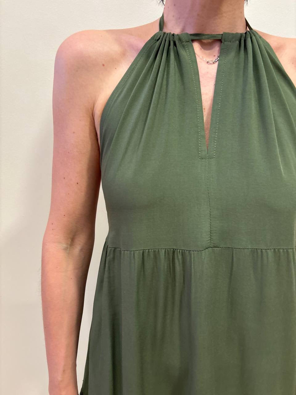 KONTATTO - Abito lungo in viscosa con balze e scollo sul retro color verde militare