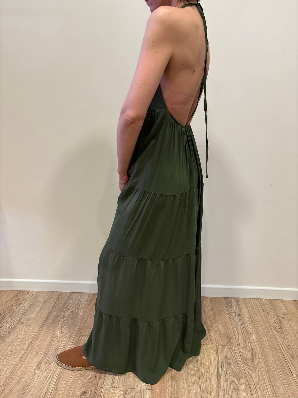 KONTATTO - Abito lungo in viscosa con balze e scollo sul retro color verde militare