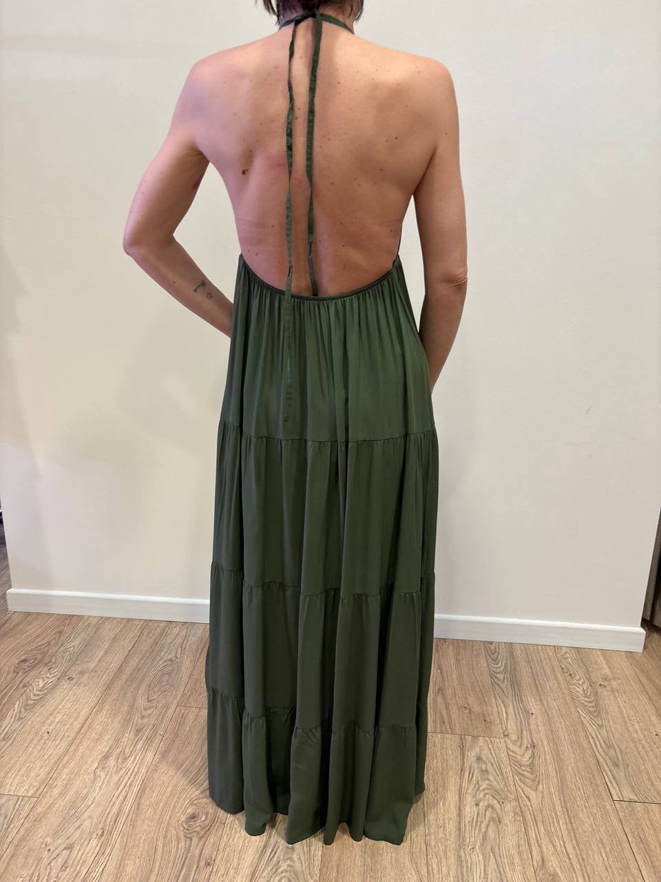 KONTATTO - Abito lungo in viscosa con balze e scollo sul retro color verde militare