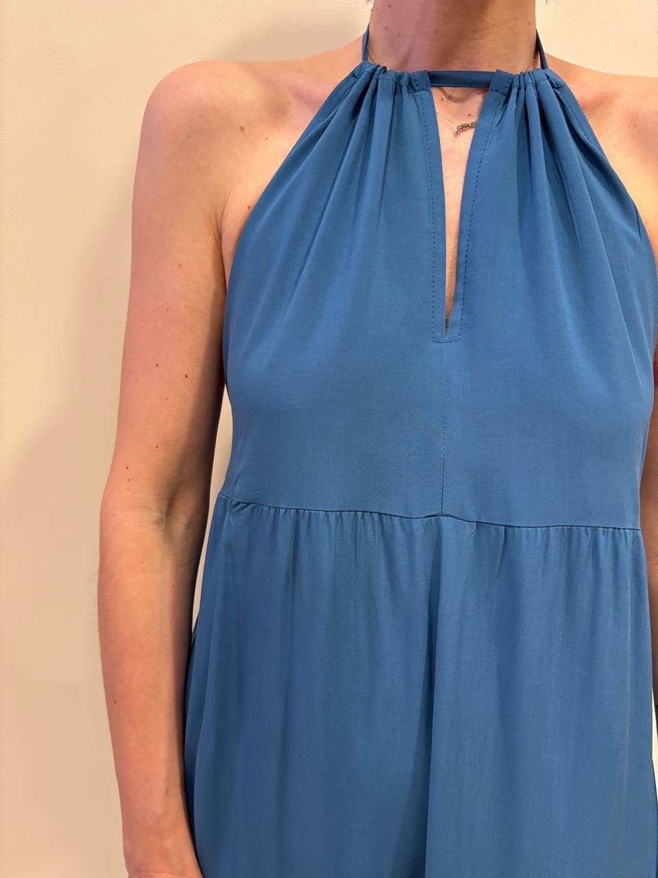 KONTATTO - Abito lungo in viscosa con balze e scollo sul retro color denim