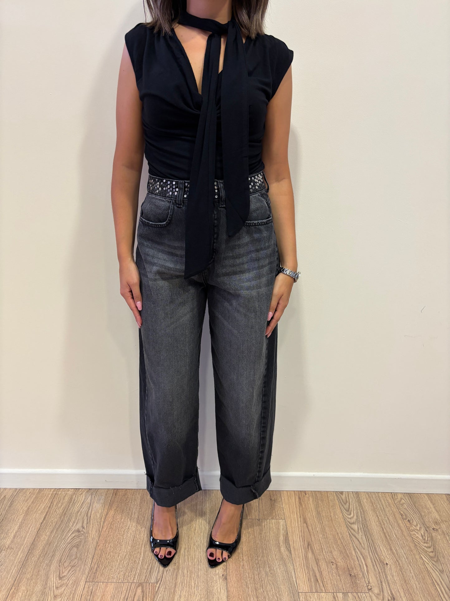 SOUVENIR - Jeans a gamba dritta con borchie e risvolto nero lavagna