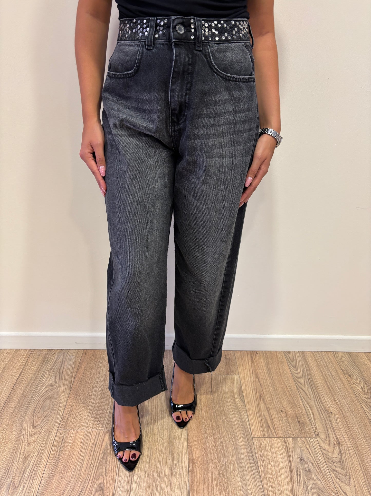 SOUVENIR - Jeans a gamba dritta con borchie e risvolto nero lavagna