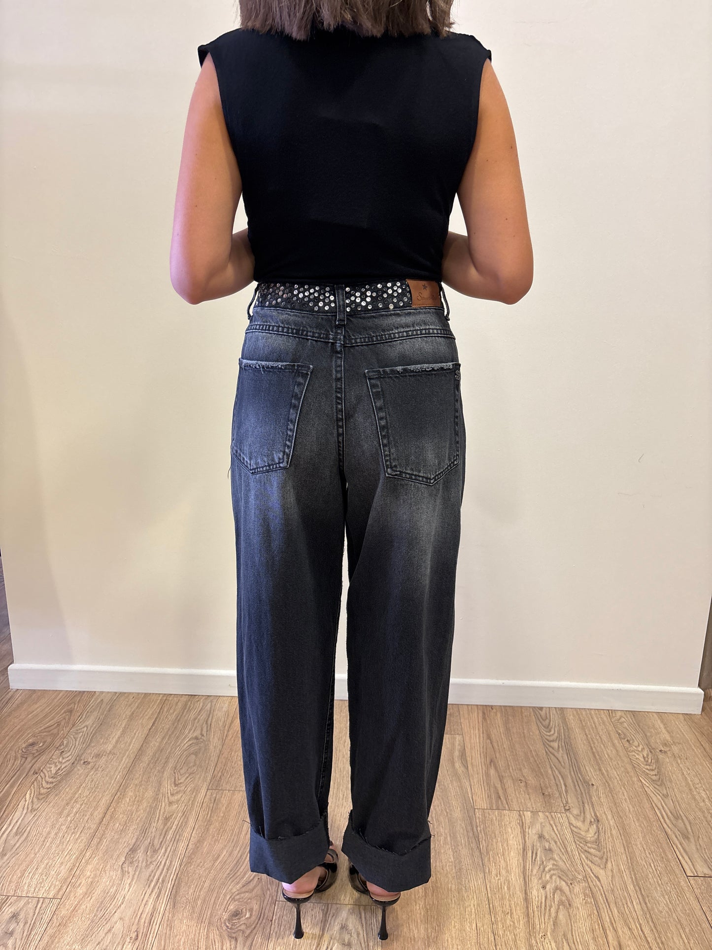 SOUVENIR - Jeans a gamba dritta con borchie e risvolto nero lavagna