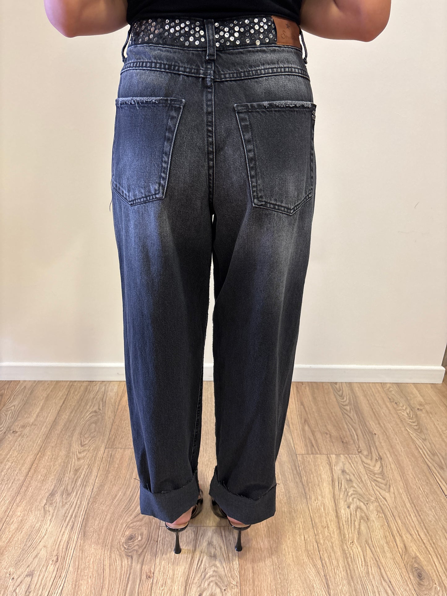 SOUVENIR - Jeans a gamba dritta con borchie e risvolto nero lavagna