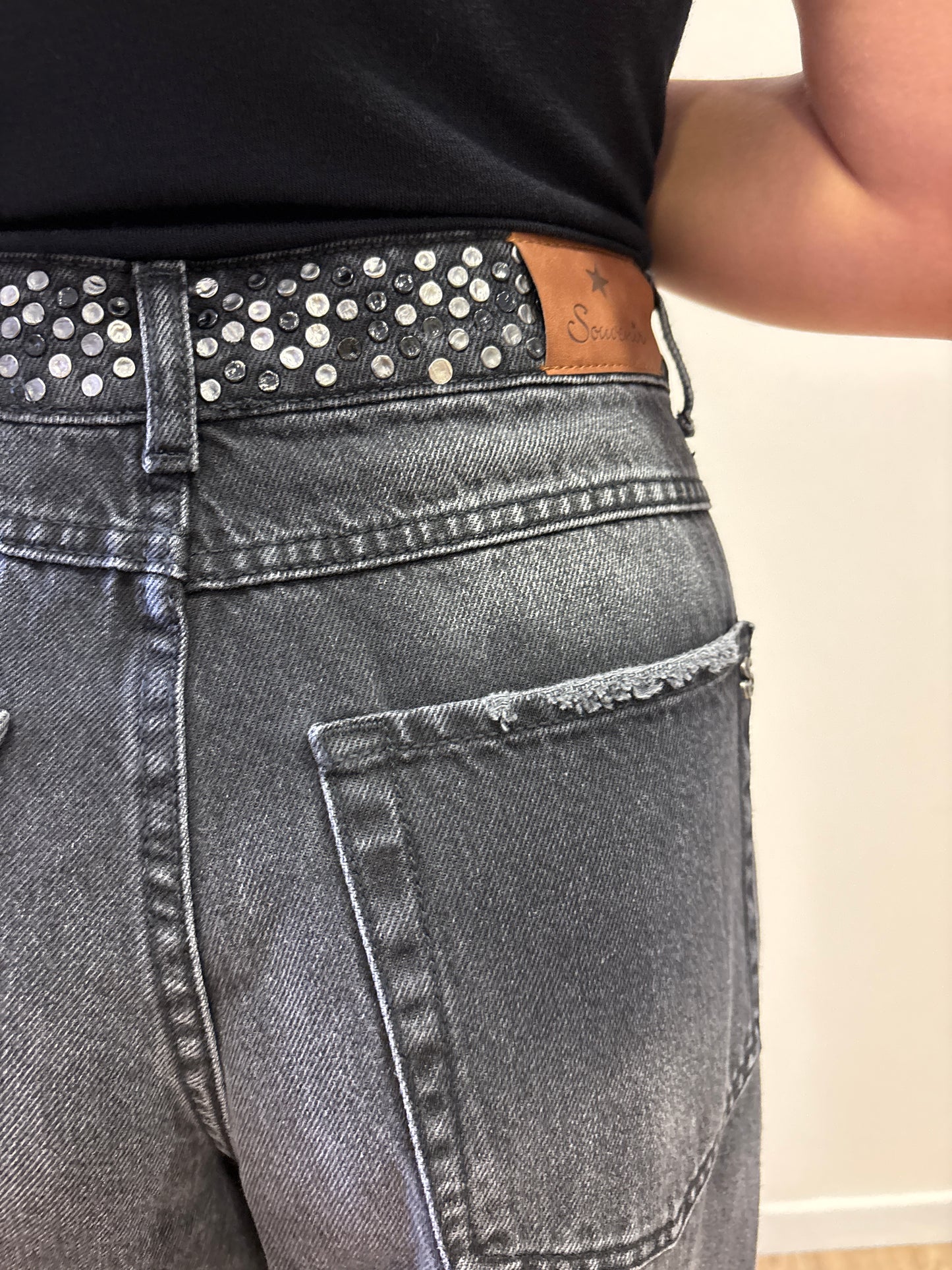 SOUVENIR - Jeans a gamba dritta con borchie e risvolto nero lavagna